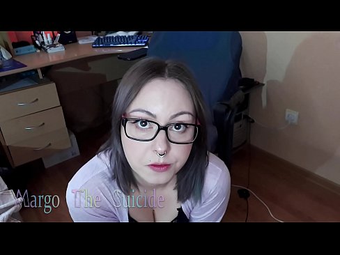 ❤️ Σέξι κορίτσι με γυαλιά πιπιλίζει Dildo βαθιά στην κάμερα ❌ Πόρνο ❌